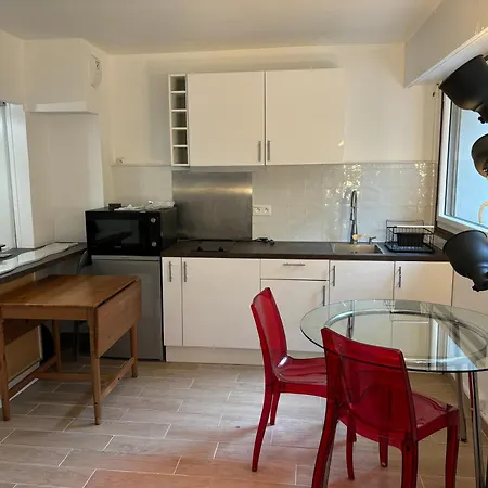 Buttes Chaumont Apartment
