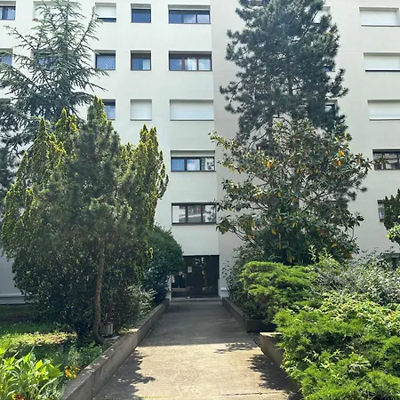 Buttes Chaumont Apartment *