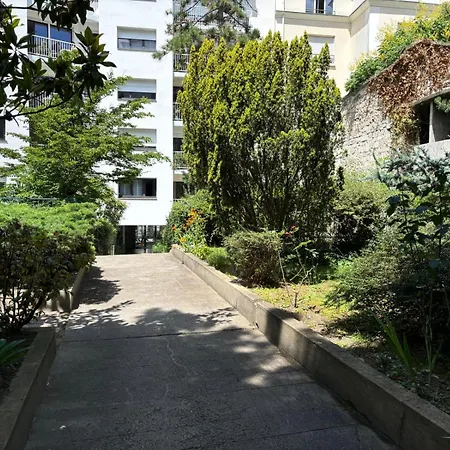 Apartment Buttes Chaumont Paris